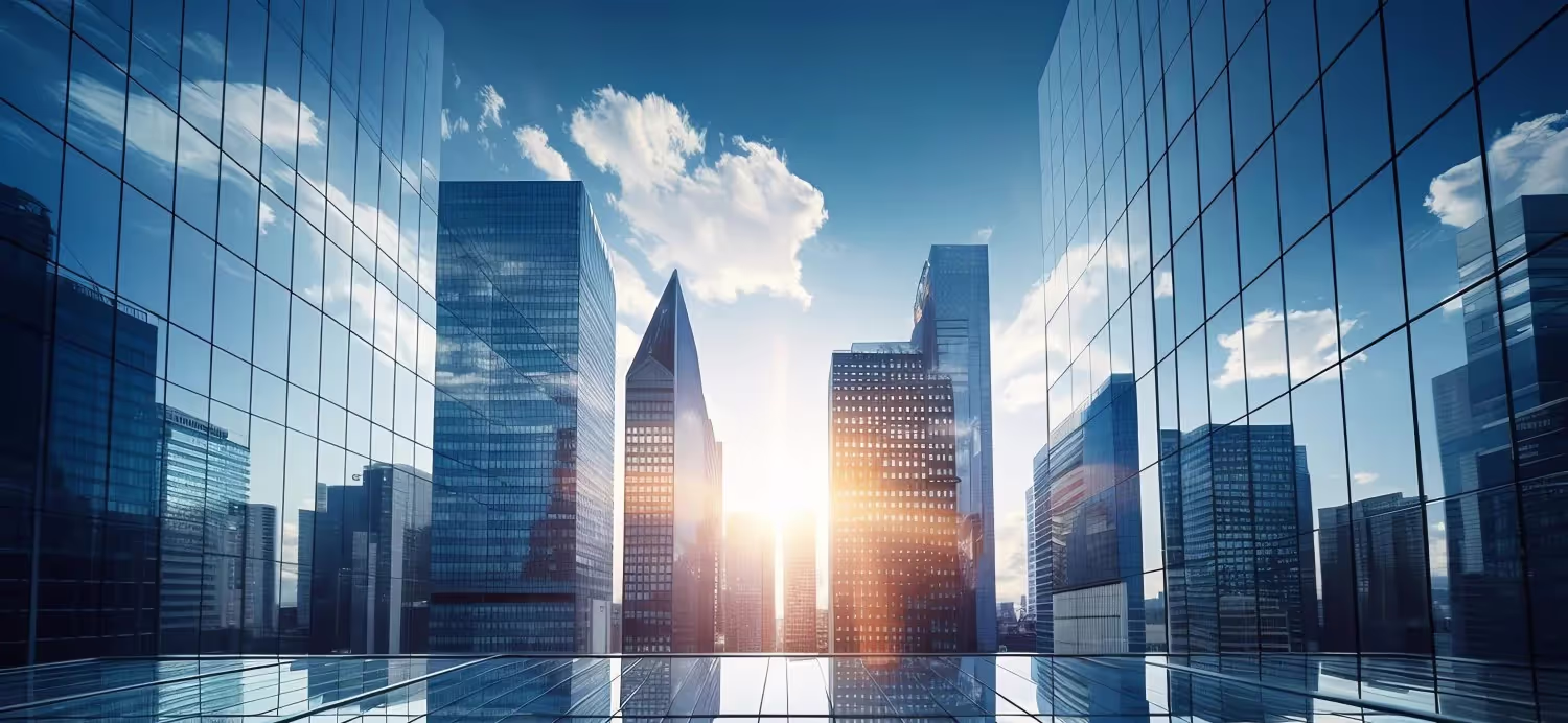Firmenskyline, hoch aufragende Glasgebäude, klarer Tag, dynamisch, Weitwinkel